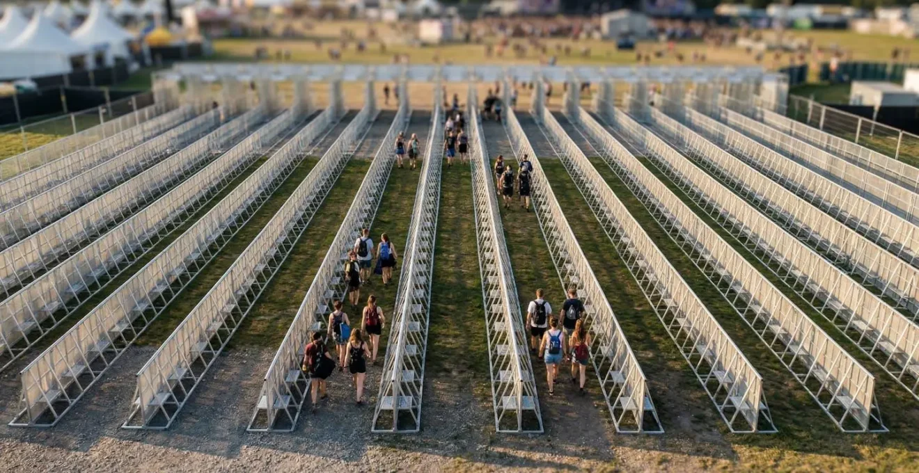 Configuration en peigne de barrières de sécurité avec zones de décompression dans un festival