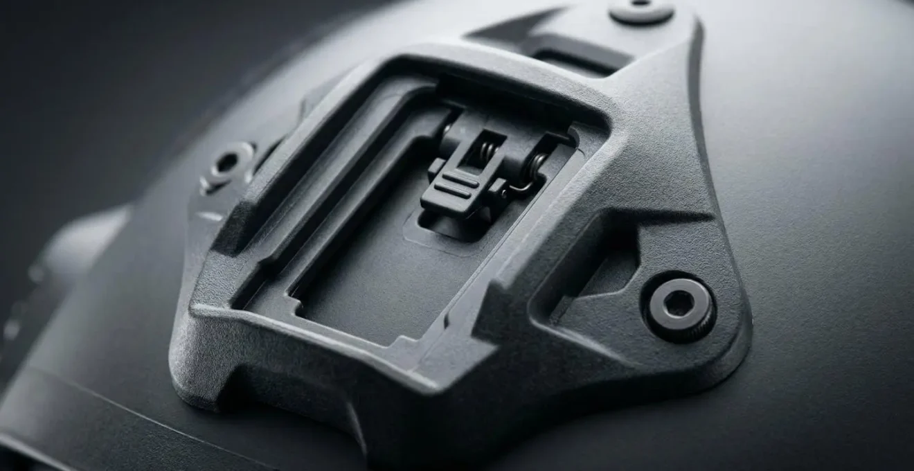 Gros plan macro sur le système de fixation des accessoires d'un casque de sécurité